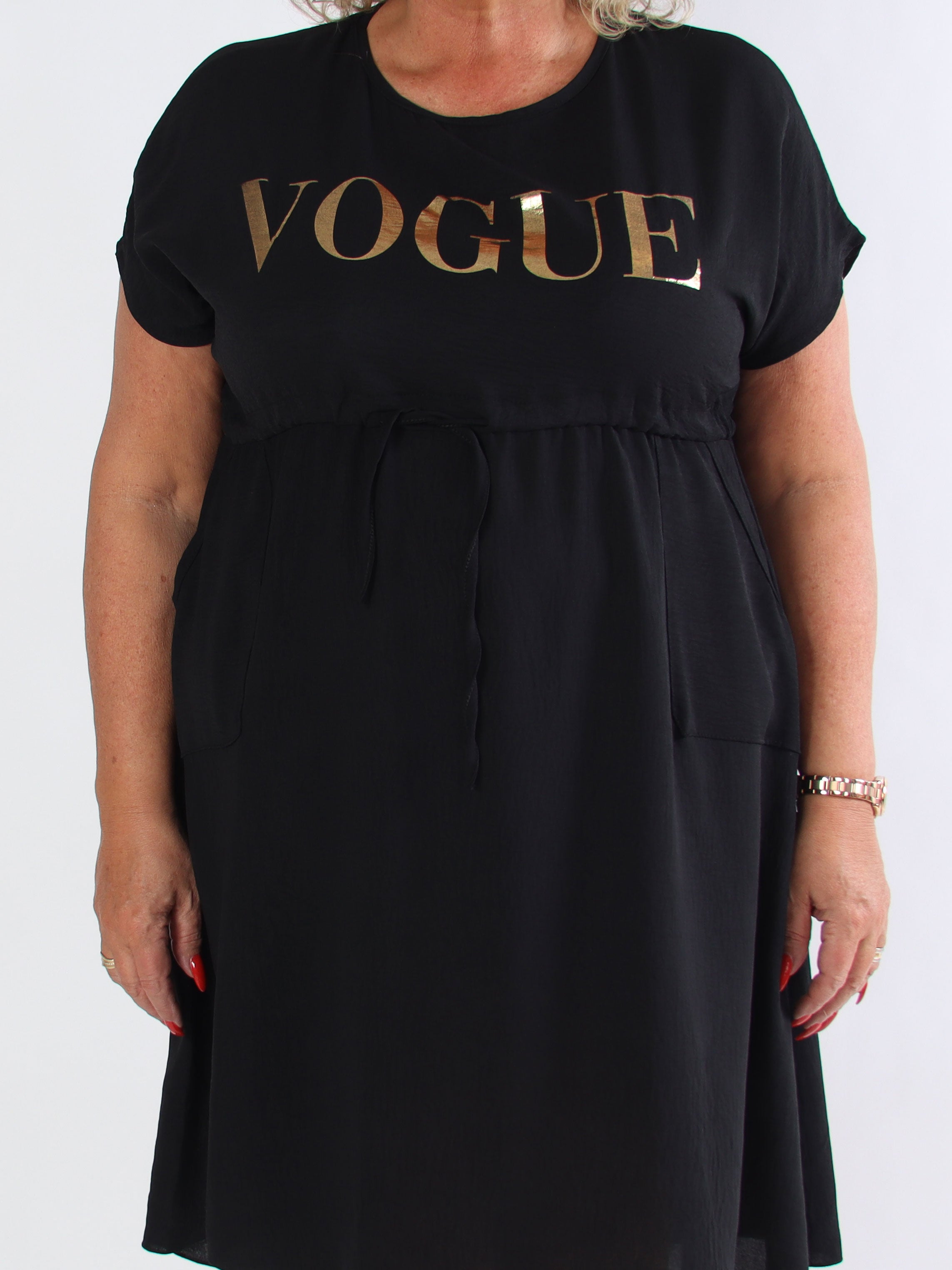 Ada - Sød plus size kjole med vogue henover brystet